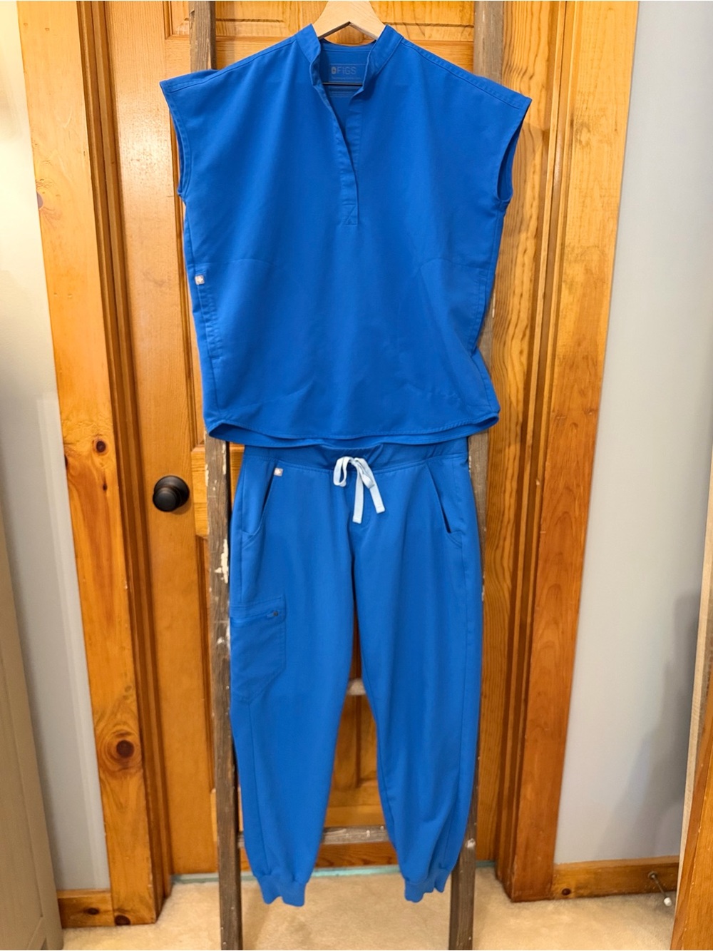 FIGS Women’s Rafaela XS Top & Zamora Petite Medium Joggers Set- Royal Blue